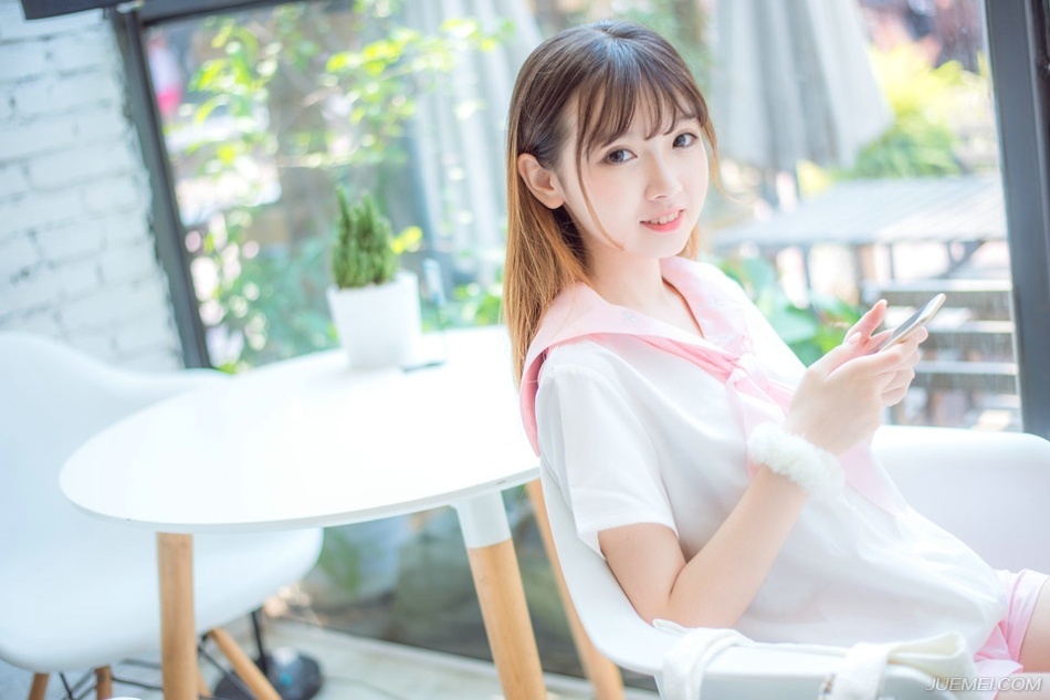 “少主，你怎来了。”庞统顾不上理会法正，因为庞统已经看到了跟在雄阔海身边，一身戎装的吕征正在队伍当中，不止庞统，法正等人也是面色一变，连忙上前躬身行礼过后，庞统才有些担忧的问道。